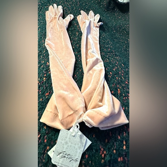 ‼️RARE‼️🎸Carolina Amato🎸🔥NWT🔥Light Pink Crushed Velvet Gloves (re: Free People) - Picture 7 of 13
